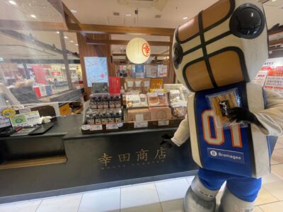 幸田商店の直営店に茨城ロボッツのロボスケがご来店されました！