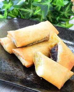 【外はパリッと中はとろ〜りの絶品おやつ✨】冷凍焼き芋を使用した『焼き芋春巻き』のご紹介🍠