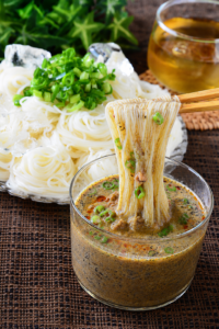 【おいしく栄養チャージ✨】黒ごまアーモンドきなこで作る夏にぴったり『担々麺風そうめん』のレシピ